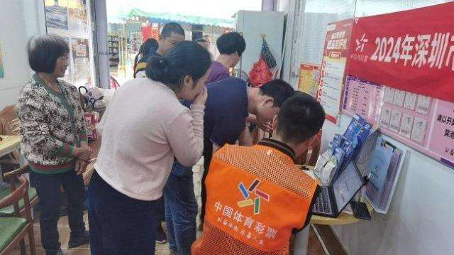 帮扶讲师为购彩者讲解体彩公益金使用情况