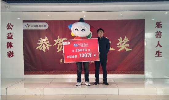 大奖得主领奖照